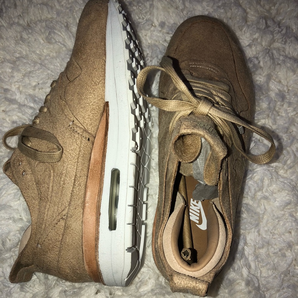 NIKE AIR MAX SNEAKERS. NEW